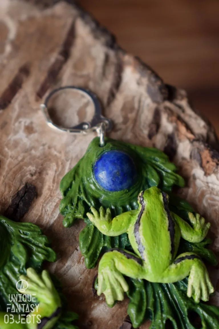 Kolczyki z rzekotką drzewną i lapis lazuli Kolczyki z rzekotką drzewną i lapis lazuli (Unique Fantasy Objects)