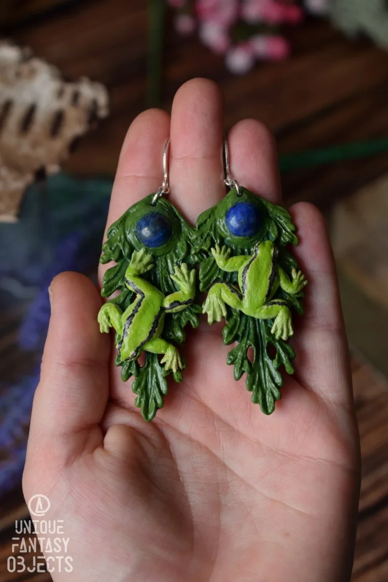 Kolczyki z rzekotką drzewną i lapis lazuli Kolczyki z rzekotką drzewną i lapis lazuli (Unique Fantasy Objects)