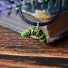 Mały naszyjnik z gąsienicą pazia królowej (Unique Fantasy Objects)