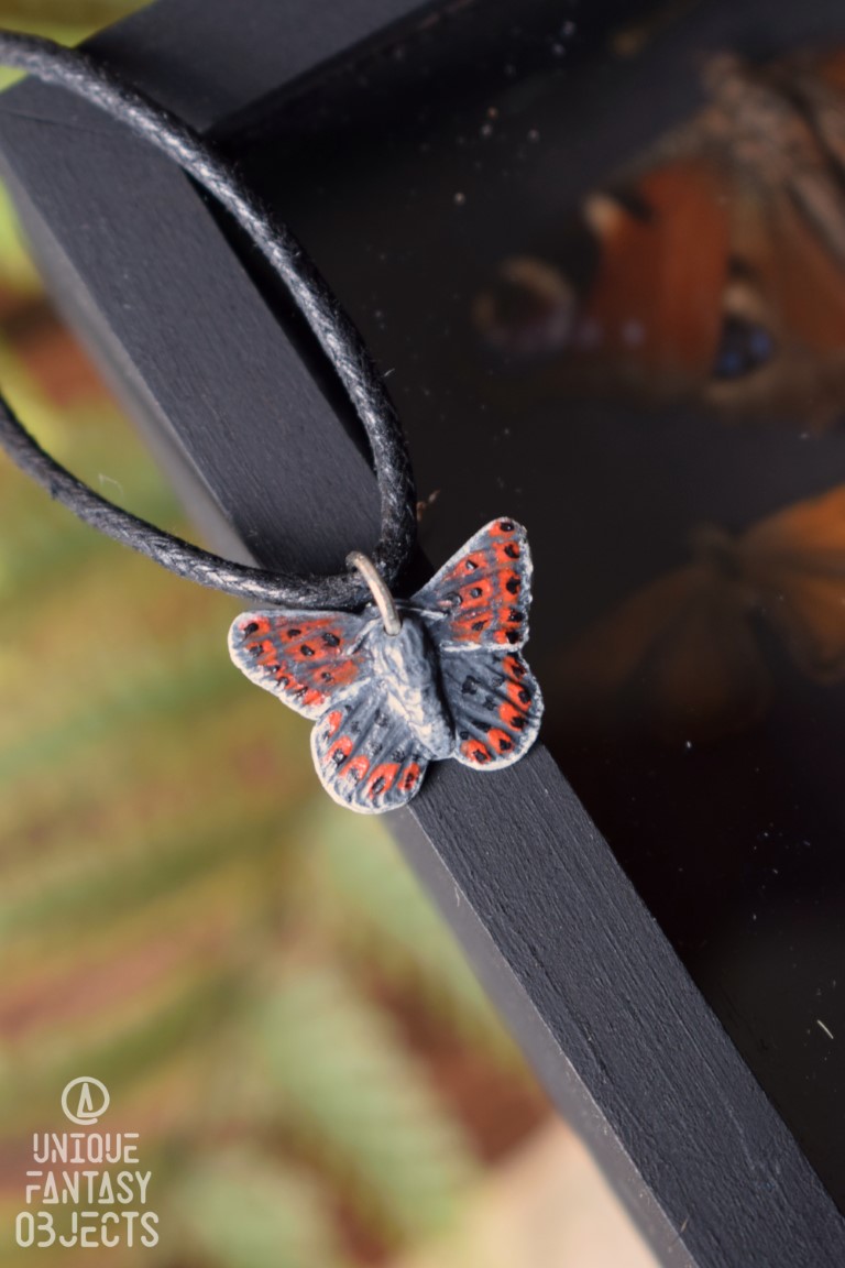 Naszyjnik z rzeźbą motyla czerwończyk uroczek (Unique Fantasy Objects)