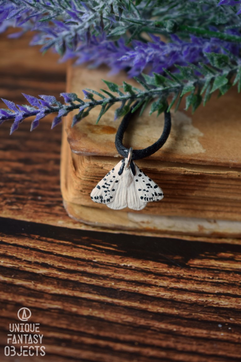 Naszyjnik z ćmą szewnica miętówka (Unique Fantasy Objects)