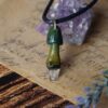 Mały naszyjnik z wilgotnicą papuzią i kryształem (Unique Fantasy Objects)