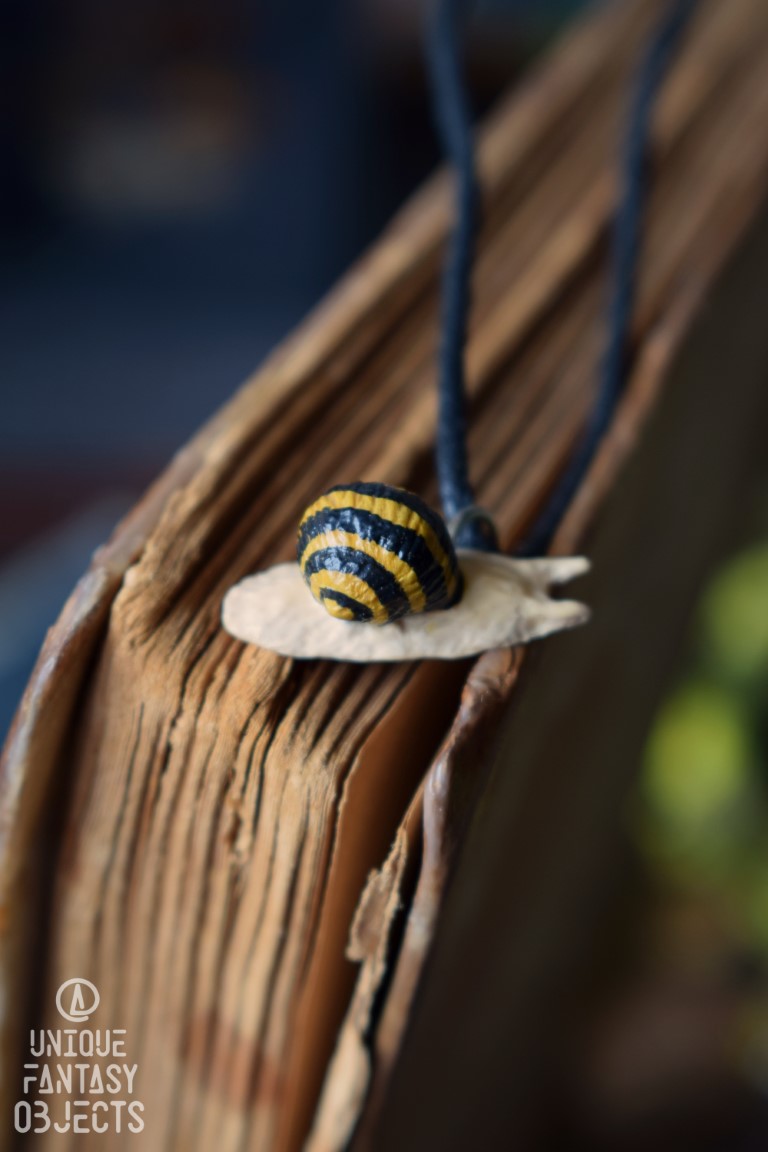 Mały naszyjnik ze ślimakiem wstężyk gajowy (Unique Fantasy Objects)