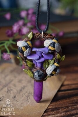 Naszyjnik z lakówką ametystową i trzmielem (Unique Fantasy Objects)