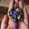 Naszyjnik z lakówką ametystową i trzmielem (Unique Fantasy Objects)