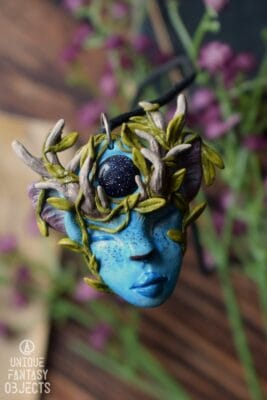 Baśniowy wisiorek z niebieskim duszkiem i nocą Kairu (Unique Fantasy Objects)
