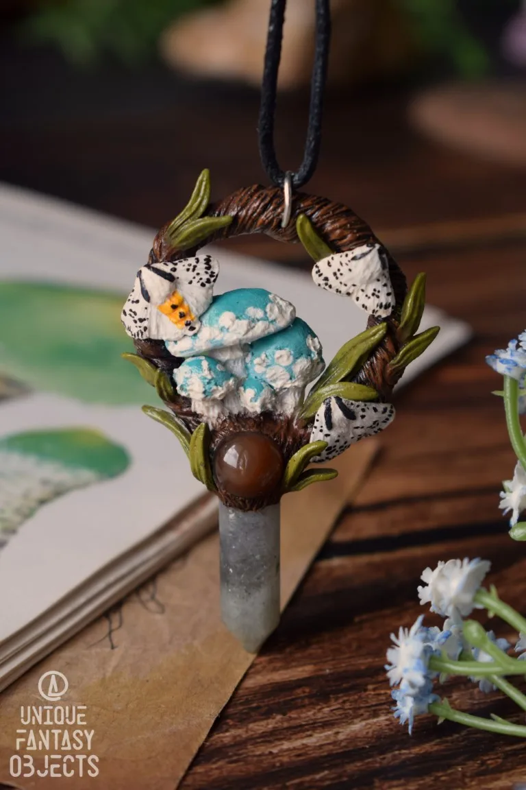 Naszyjnik z pierścieniakiem i ćmą szewnicą miętówką (Unique Fantasy Objects)