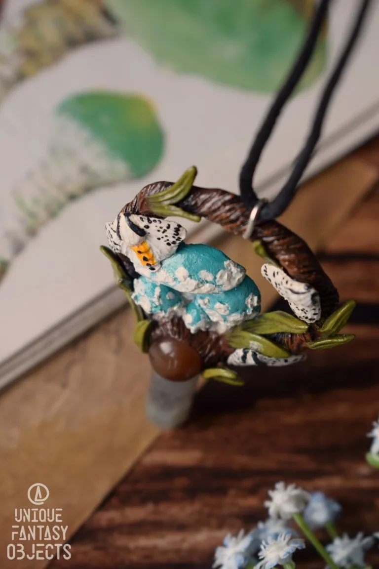 Naszyjnik z pierścieniakiem i ćmą szewnicą miętówką (Unique Fantasy Objects)