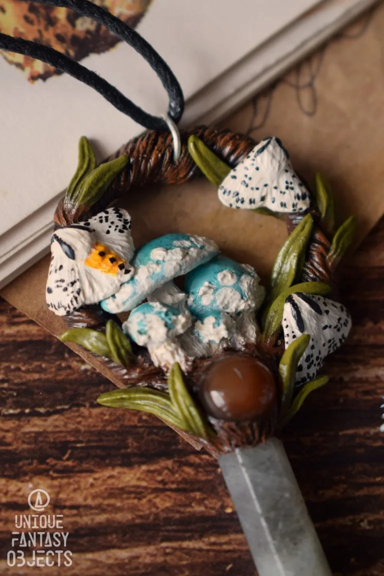 Naszyjnik z pierścieniakiem i ćmą szewnicą miętówką (Unique Fantasy Objects)