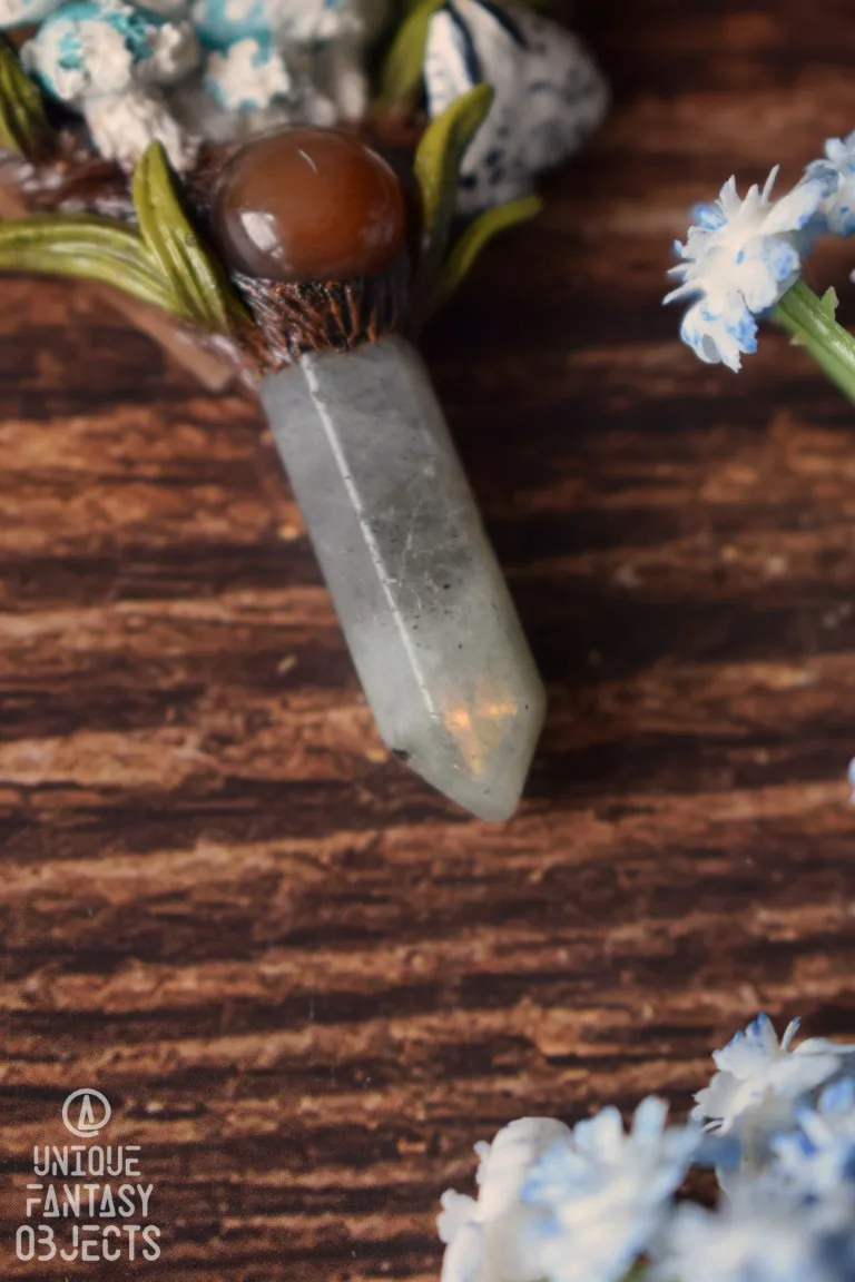 Naszyjnik z pierścieniakiem i ćmą szewnicą miętówką (Unique Fantasy Objects)