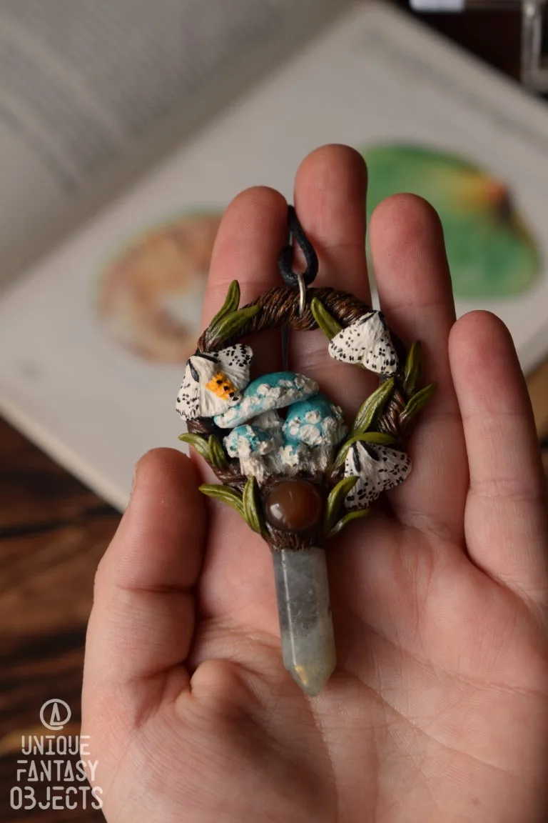 Naszyjnik z pierścieniakiem i ćmą szewnicą miętówką (Unique Fantasy Objects)