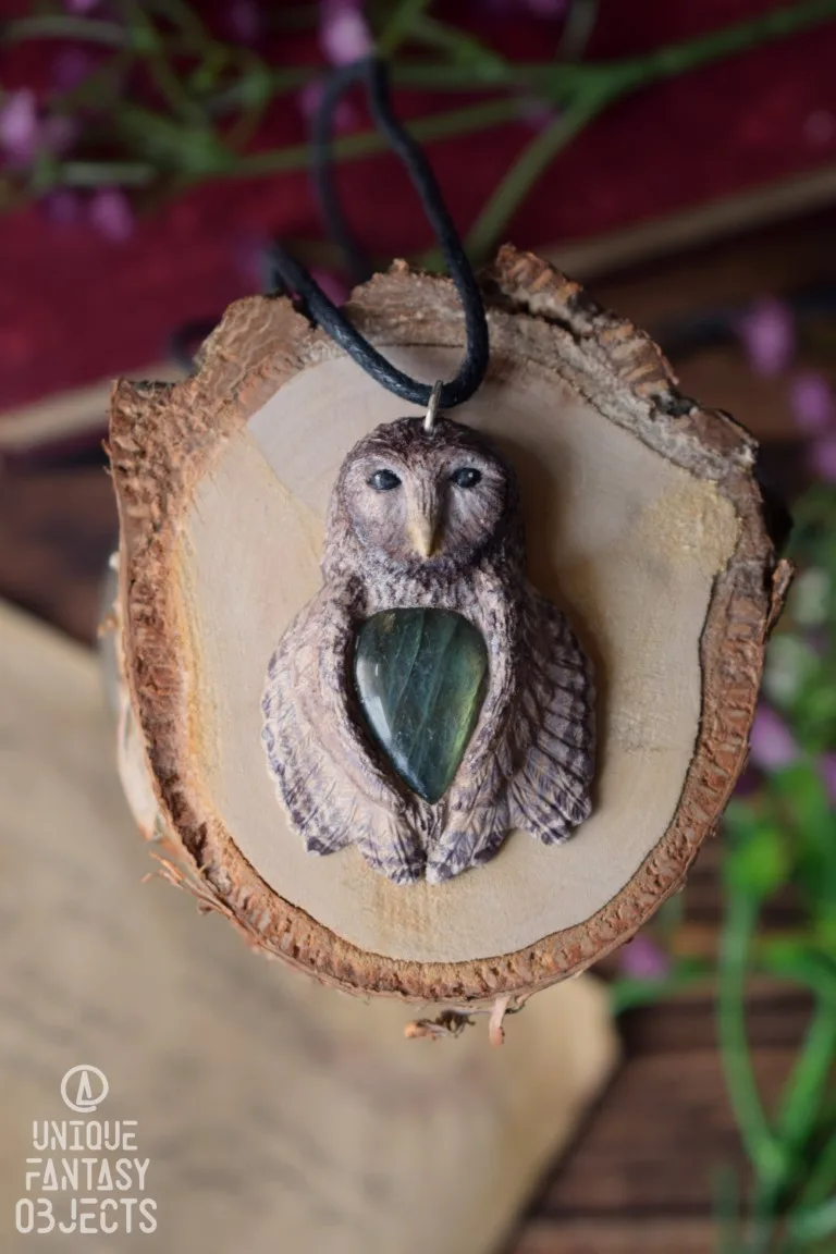 Naszyjnik z rzeźbą puszczyka i labradorytem (Unique Fantasy Objects)