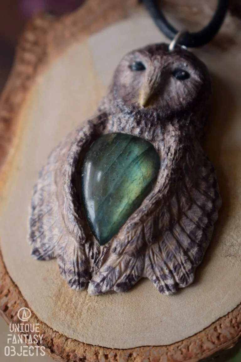 Naszyjnik z rzeźbą puszczyka i labradorytem (Unique Fantasy Objects)
