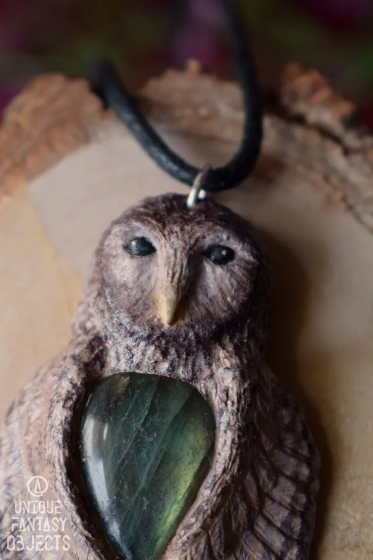 Naszyjnik z rzeźbą puszczyka i labradorytem (Unique Fantasy Objects)