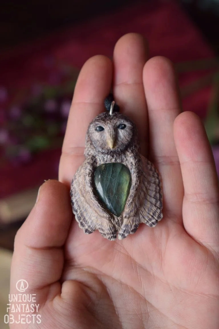 Naszyjnik z rzeźbą puszczyka i labradorytem (Unique Fantasy Objects)
