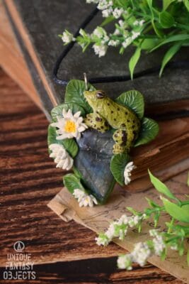 Naszyjnik z żabą jeziorkową i labradorytem (Unique Fantasy Objects)