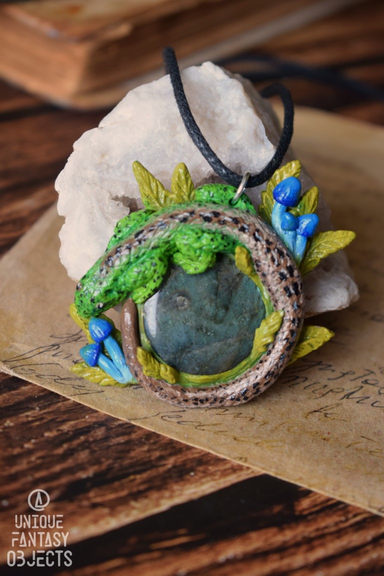 Naszyjnik z jaszczurką zwinką i labradorytem (Unique Fantasy Objects)