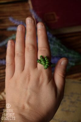 Regulowany pierścionek z gąsienicą pazia królowej (Unique Fantasy Objects)