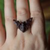 Regulowany pierścionek z rzeźbą nietoperza nocek (Unique Fantasy Objects)