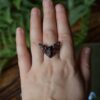 Regulowany pierścionek z rzeźbą nietoperza nocek (Unique Fantasy Objects)