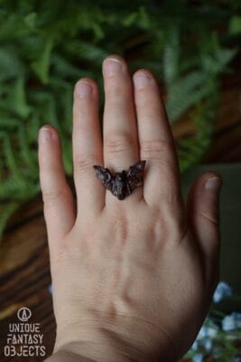 Regulowany pierścionek z rzeźbą nietoperza nocek (Unique Fantasy Objects)