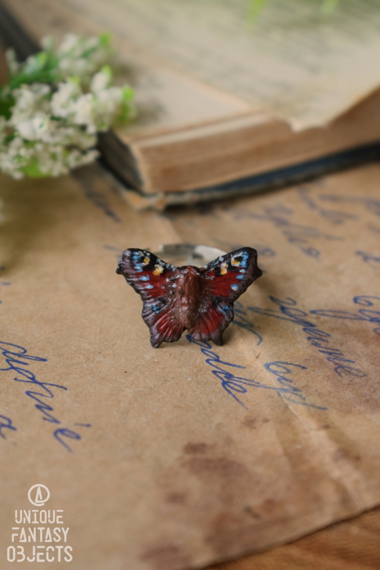 Regulowany pierścionek z rzeźbą motyla rusałka pawik (Unique Fantasy Objects)