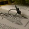 Regulowany pierścionek z rzeźbą ćmy zmierzchnica trupia główka (Unique Fantasy Objects)