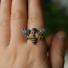 Regulowany pierścionek z rzeźbą ćmy zmierzchnica trupia główka (Unique Fantasy Objects)