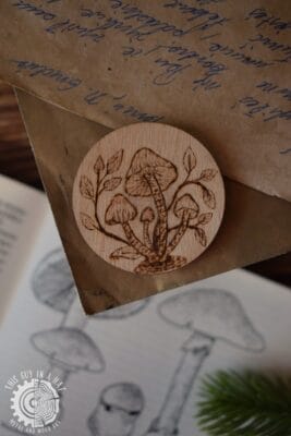 Wypalony magnes z grzybami (This Guy in a Hat)