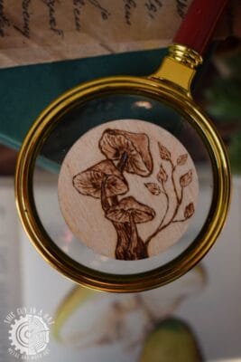 Wypalony magnes z grzybami (This Guy in a Hat)