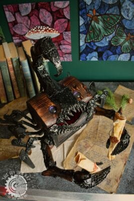 Drewniana skrzynka mimik skorpion (This Guy in a Hat)