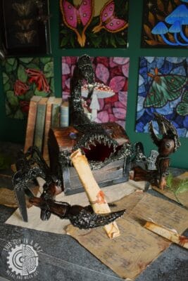 Drewniana skrzynka mimik skorpion (This Guy in a Hat)