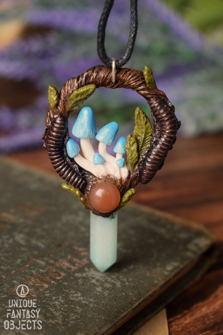 Naszyjnik z grzybem pierścieniak białoniebieski i krocionogami (Unique Fantasy Objects)