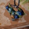 Naszyjnik z wilgotnicą papuzią i żukiem wiosennym (Unique Fantasy Objects)