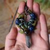 Naszyjnik z wilgotnicą papuzią i żukiem wiosennym (Unique Fantasy Objects)