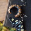 Kolczyki z rzeźbą motyla Alypia octomaculata oraz jego gąsienicy (Unique Fantasy Objects)