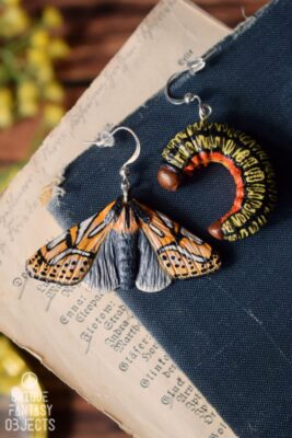 Kolczyki z motylem Diphthera festiva i gąsienicą (Unique Fantasy Objects)