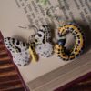 Kolczyki z rzeźbą motyla plamiec agreściak oraz jego gąsienicy (Unique Fantasy Objects)