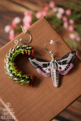 Kolczyki z rzeźbą motyla Eumorpha fasciatus oraz jego gąsienicy (Unique Fantasy Objects)