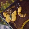 Kolczyki z rzeźbą motyla Phoebis sennae oraz jego gąsienicy Kolczyki z rzeźbą motyla Phoebis sennae oraz jego gąsienicy (Unique Fantasy Objects)
