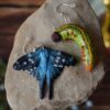 Kolczyki z rzeźbą motyla Urbanus proteus oraz jego gąsienicy (Unique Fantasy Objects)