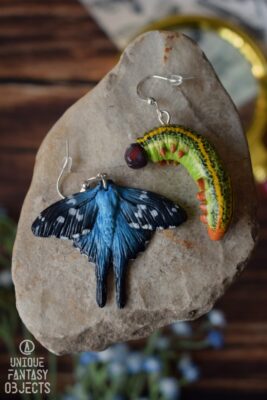 Kolczyki z rzeźbą motyla Urbanus proteus oraz jego gąsienicy (Unique Fantasy Objects)