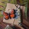 Kolczyki z rzeźbą motyla Danaus gilippus oraz jego gąsienicy (Unique Fantasy Objects)