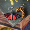 Kolczyki z rzeźbą motyla proporzyca marzymłódka oraz jego gąsienicy (Unique Fantasy Objects)