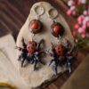 Kolczyki z rzeźbą poskocz krasny z mokaitem Kolczyki z rzeźbą poskocz krasny z mokaitem (Unique Fantasy Objects)
