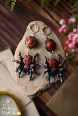 Kolczyki z rzeźbą poskocz krasny z mokaitem (Unique Fantasy Objects)