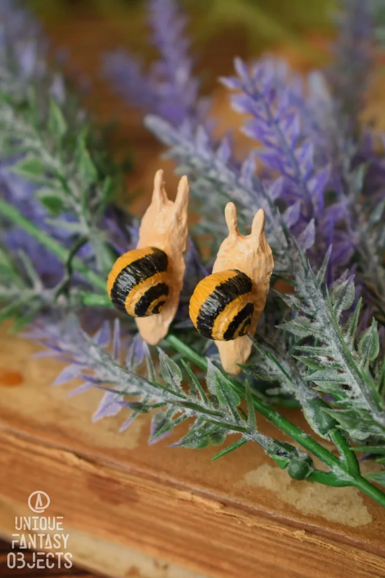 Małe kolczyki z rzeźbami ślimaków (Unique Fantasy Objects)