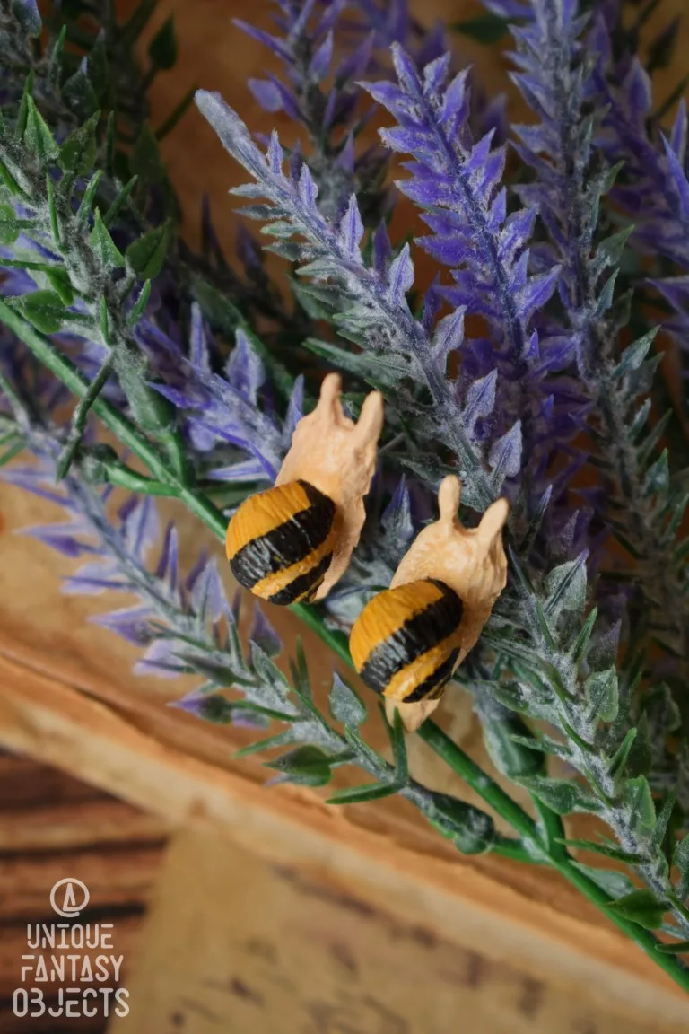 Małe kolczyki z rzeźbami ślimaków (Unique Fantasy Objects)