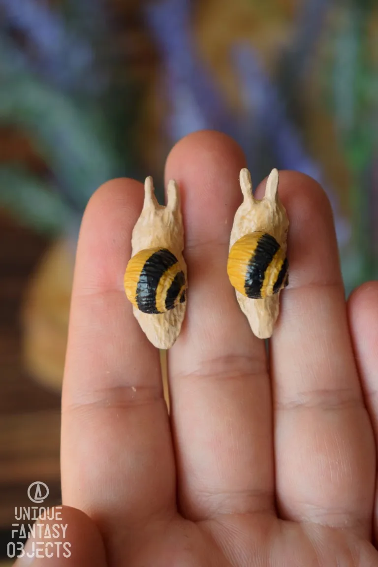 Małe kolczyki z rzeźbami ślimaków (Unique Fantasy Objects)