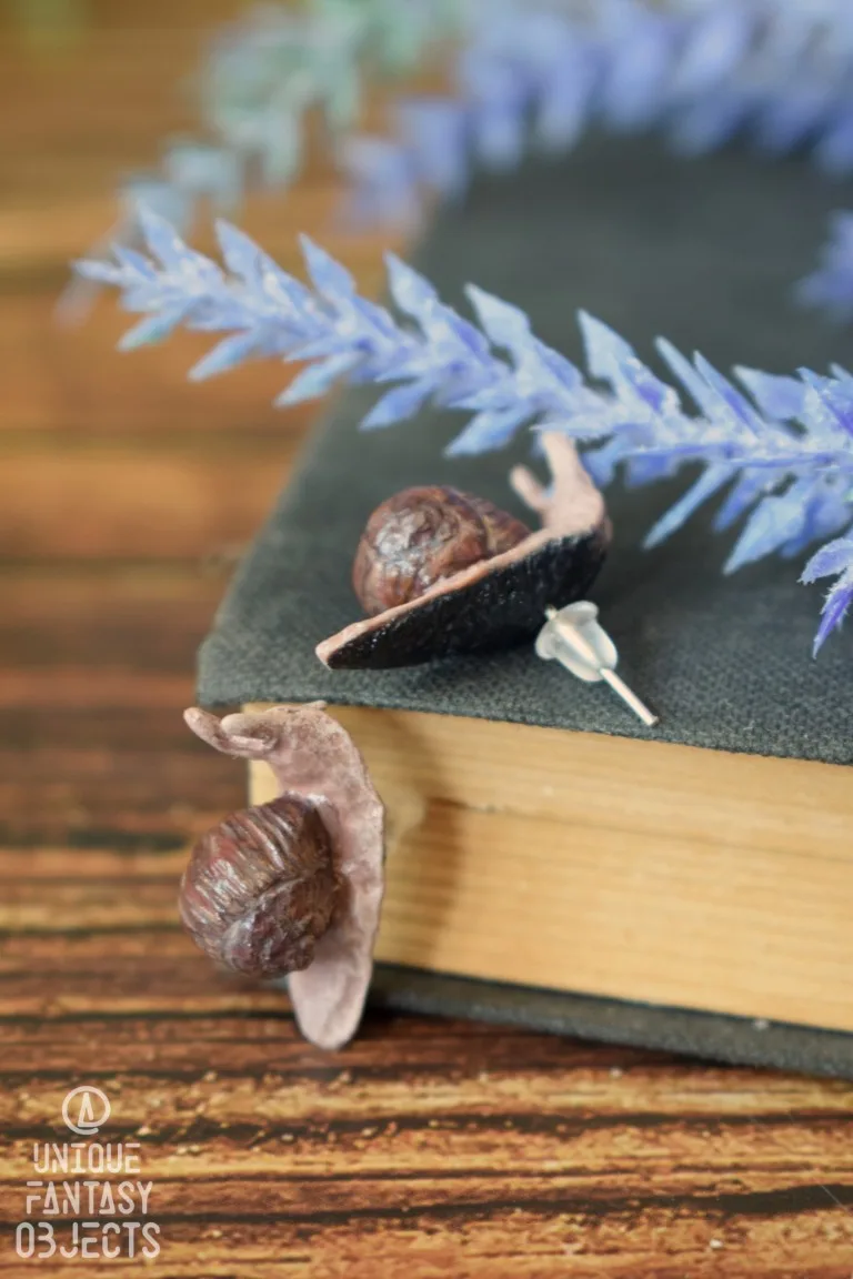 Małe kolczyki z rzeźbami ślimaków (Unique Fantasy Objects)